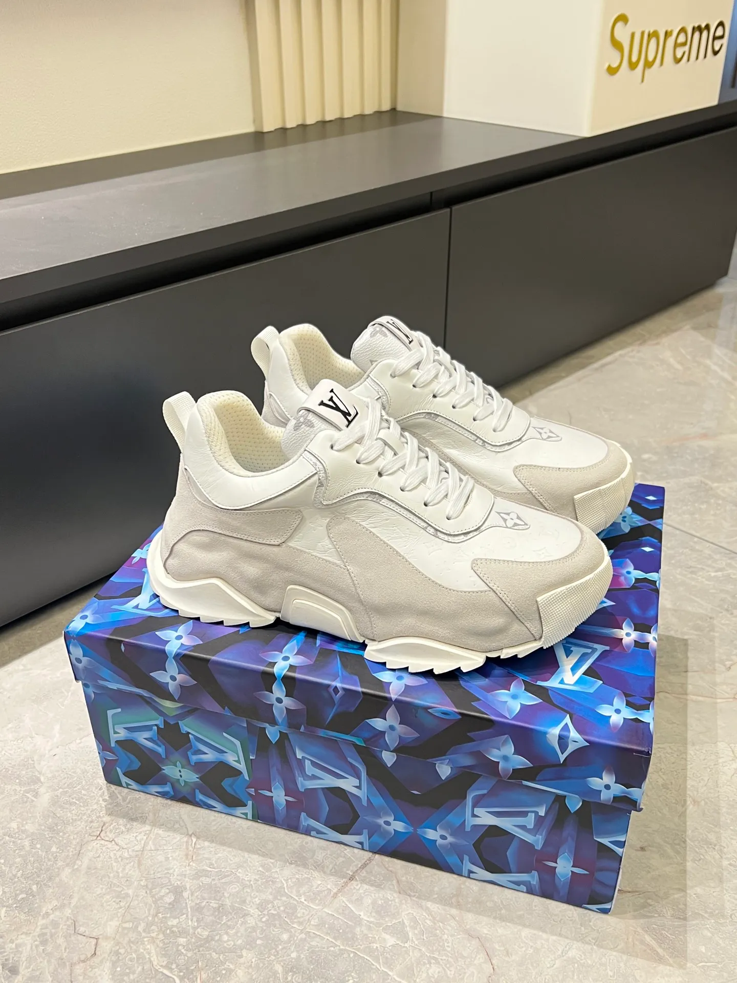 p600 "LOUI* VUITTO*" popular men's casual shoes, genuine development in Italy 💯Purchasing level quality ✔️The upper is made of first-layer cowhide, comfortable and soft sheepskin feet ⚡️ Fashionable and versatile, the toe last shape is firm and full, the soles are made from original LV molds and can be freely entered and exited the counter. Light and comfortable on the feet~Purely handmade, details determine quality! Size:39-44!